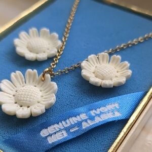 Floral White Necklace and Earring Set